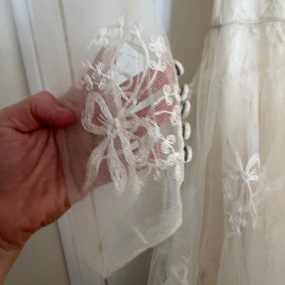 Vintage intricate Ivory Lace Tulle Ball Gown Wedding Dress - Picture 11 of 11